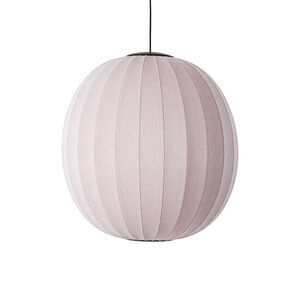 Rund pendellampe i lys pink med strikket overflade og sort ledning, moderne design.